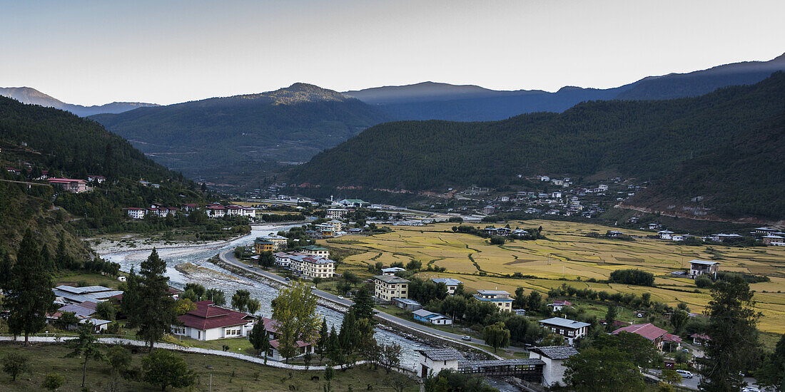 Fluss und Gebäude im Paro-Tal; Paro, Bhutan