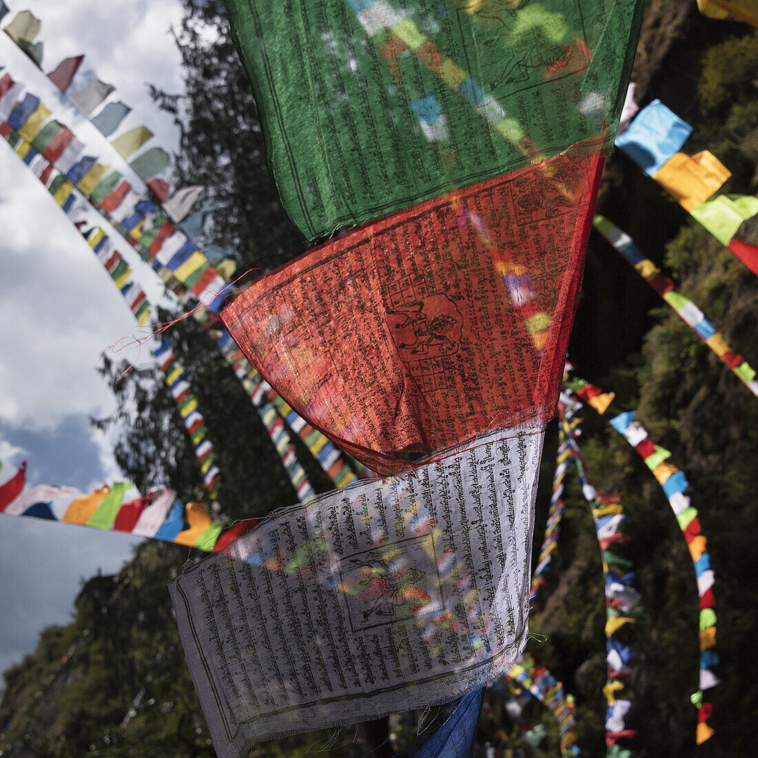 Bunte Gebetsflaggen; Paro, Bhutan