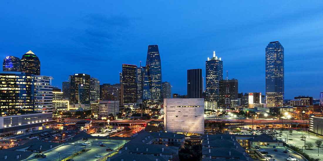 Beleuchtete Gebäude in der Abenddämmerung; Dallas, Texas, Vereinigte Staaten Von Amerika