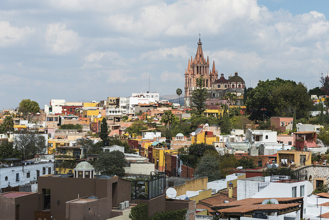 Stadtbild mit Pfarrkirche in der Ferne; San Miguel De Allende, Guanajuato, Mexiko