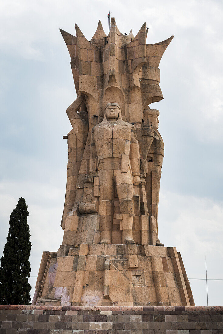 Bauwerk mit Statuen menschlichen Aussehens; Dolores Hidalgo, Guanajuato, Mexiko