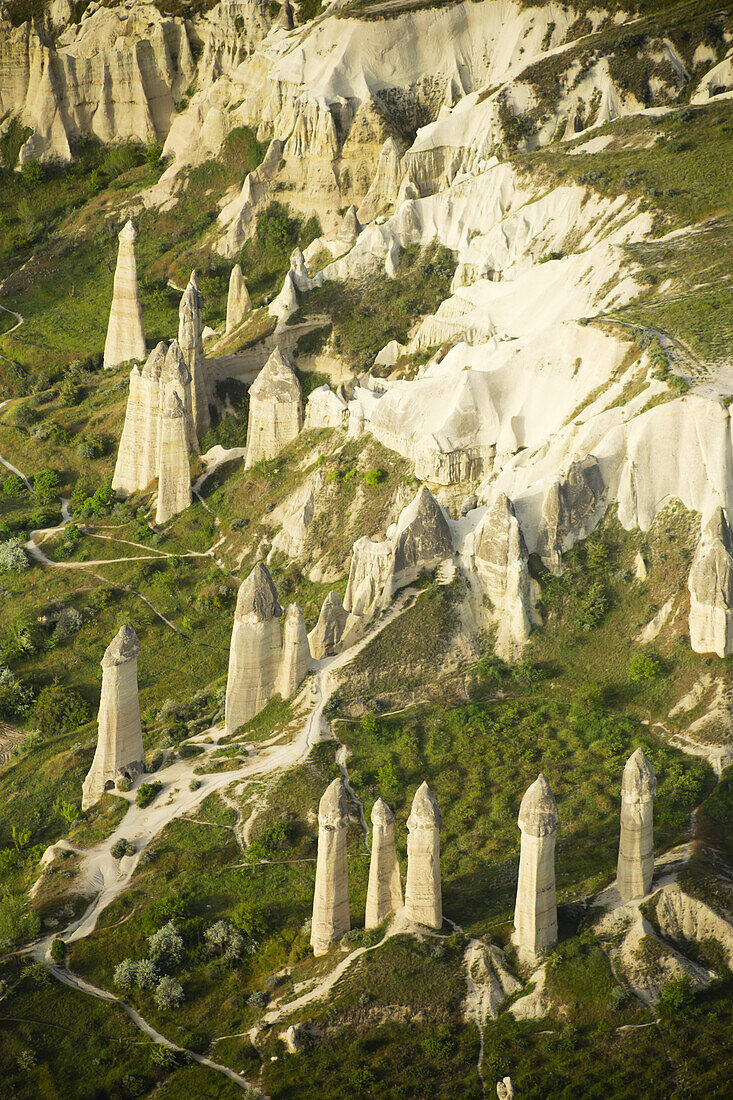 Luftaufnahme von Feenkaminen über dem Goreme-Nationalpark; Kappadokien, Türkei