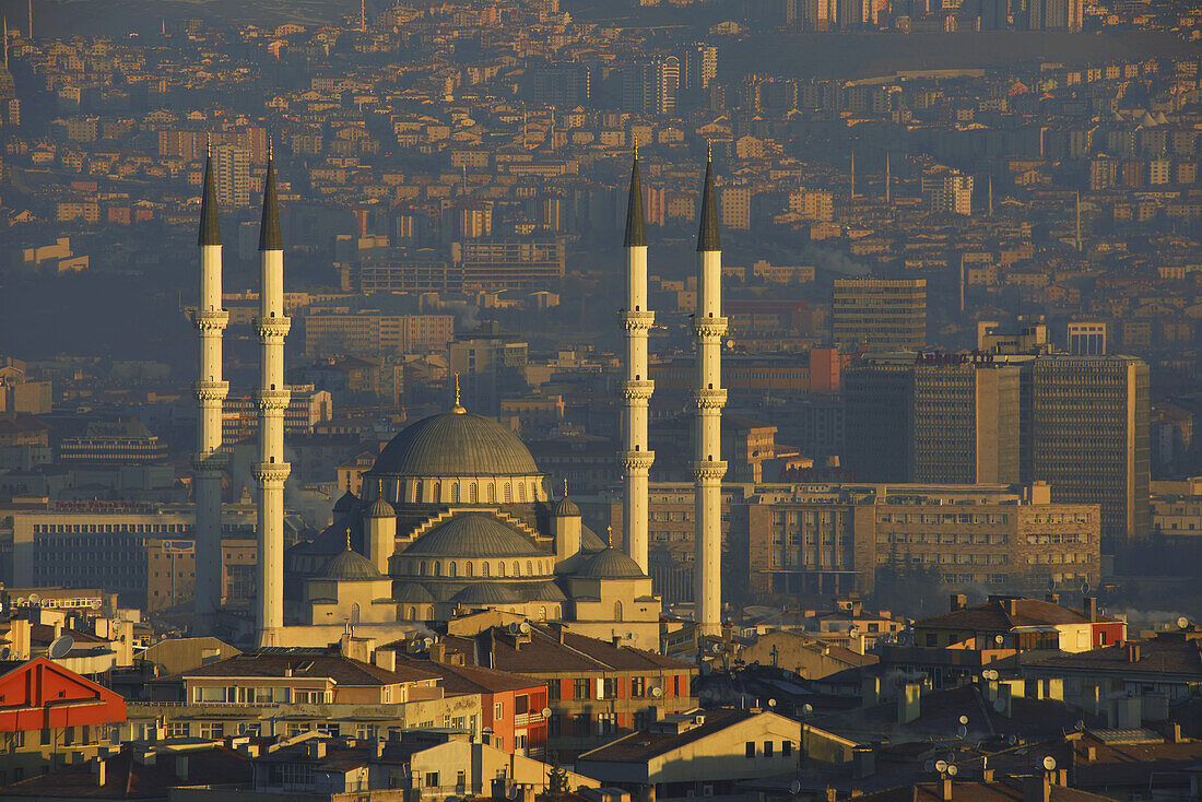 Kocatepe-Moschee mit vier Minaretten in der Morgendämmerung; Ankara, Türkei