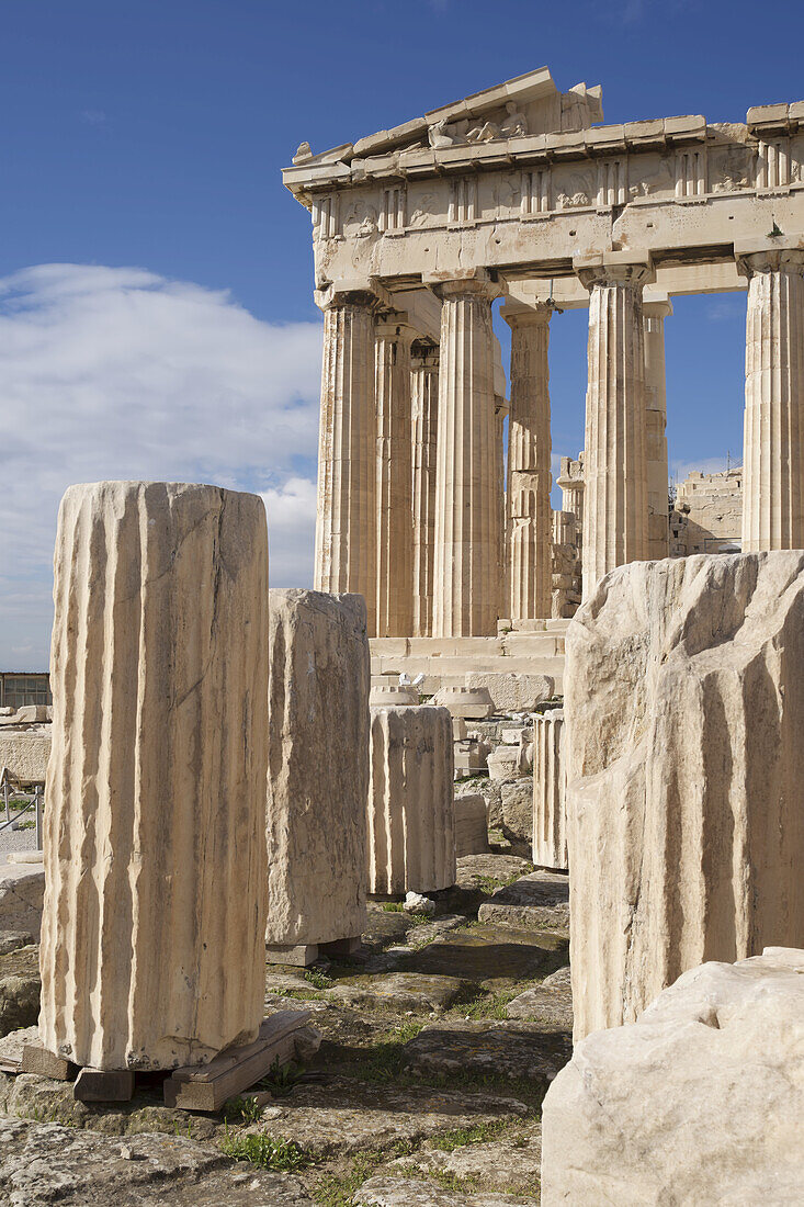 Ruinierte Marmorsäulen vor dem Parthenon; Athen, Attika, Griechenland