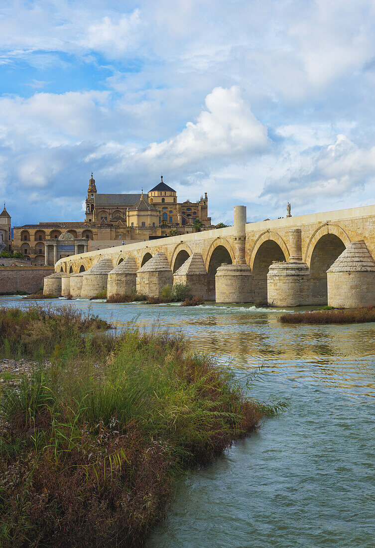 Römische Brücke von Cordoba; Cordoba, Andalusien, Spanien
