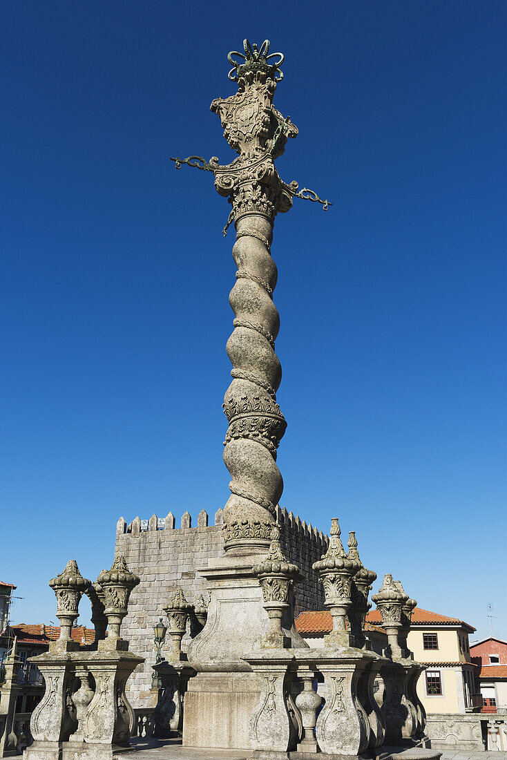 Säulendenkmal vor blauem Himmel; Porto, Portugal