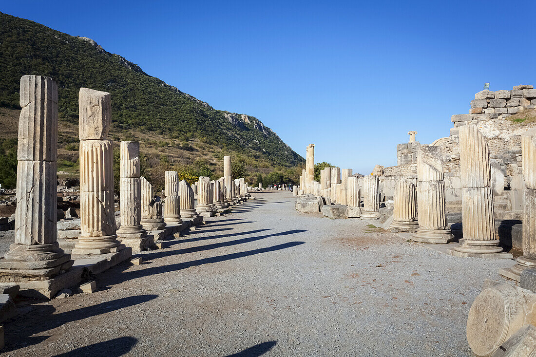 Eine der Hauptstraßen des antiken Ephesus, die sich direkt vor dem Odeon (Bouleuterion) befindet; Ephesus, Türkei