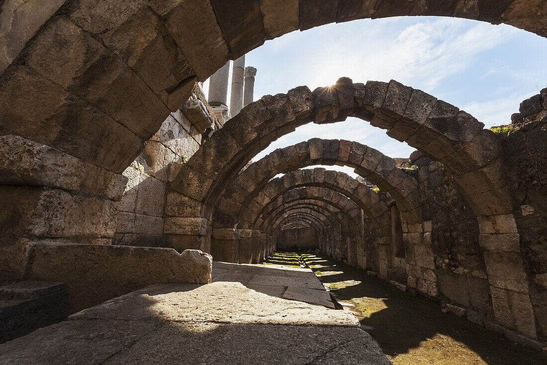 Antike Ruinen mit Säulen und Bögen; Smyrna, Türkei