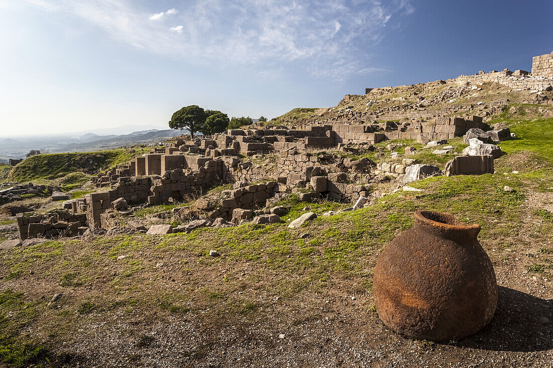Ein Wassertopf aus Ton steht an der Stelle der antiken Ruinen; Pergamon, Türkei