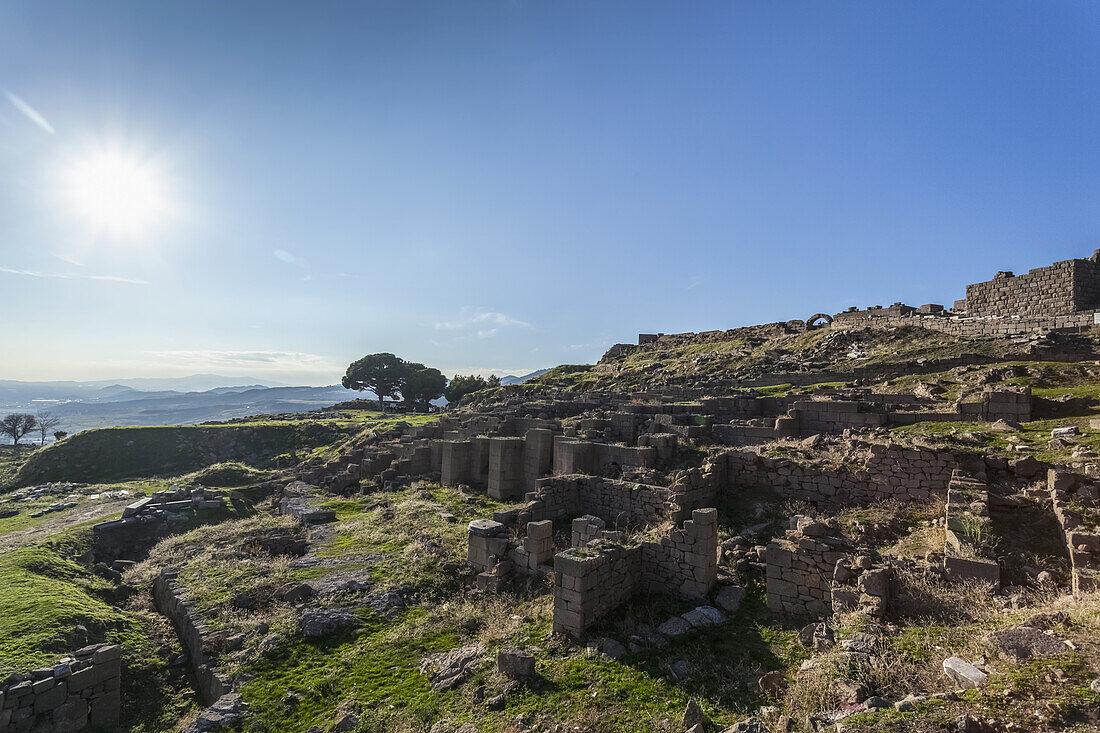 Ruinen einer Akropolis; Pergamon, Türkei