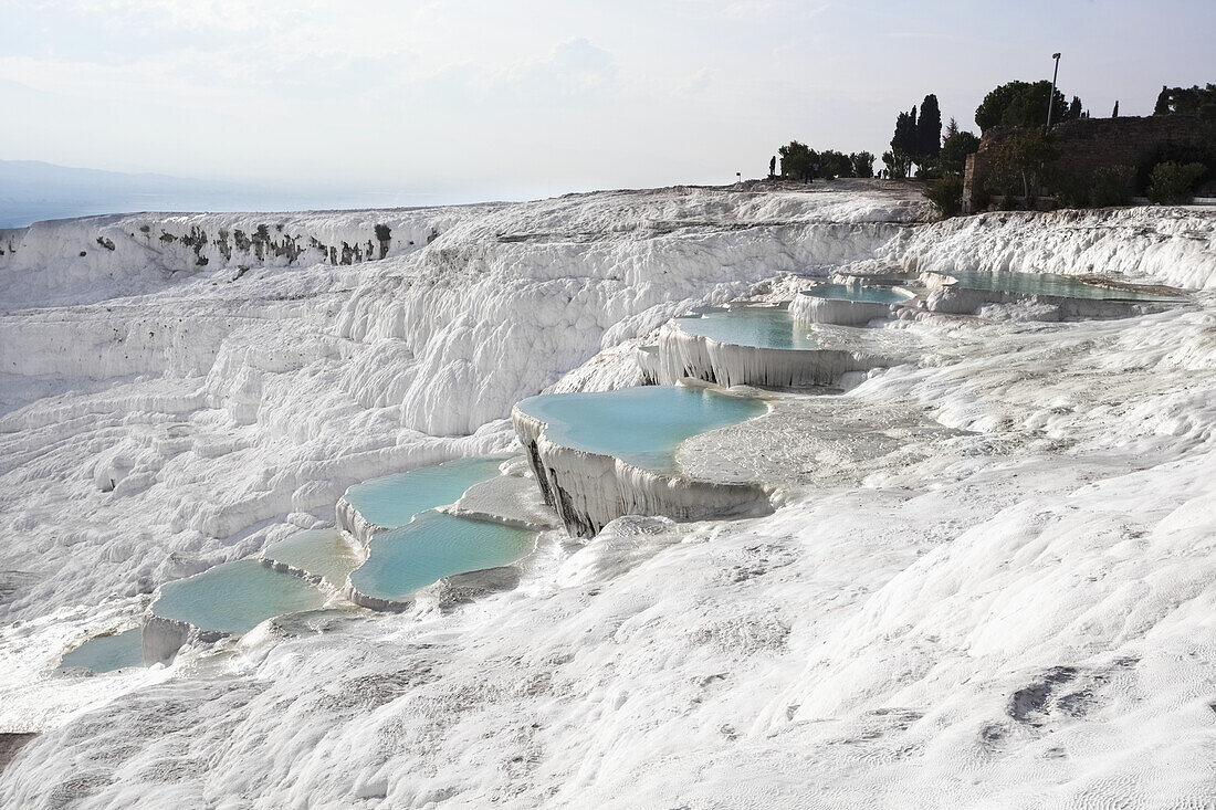 Heiße Quellen und Travertinen, Terrassen aus Karbonatmineralien, die vom fließenden Wasser hinterlassen wurden; Pamukkale, Türkei