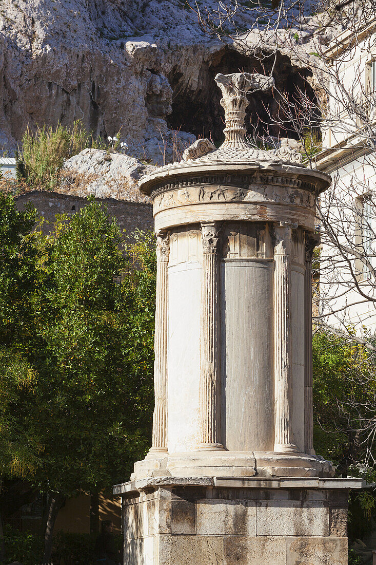 Ruinen einer Steinsäule und einer Felsklippe; Athen, Griechenland