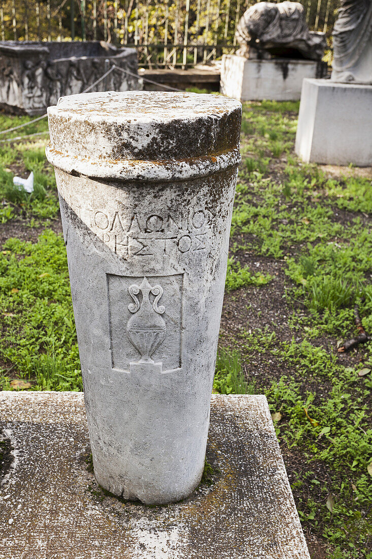 Steinsäule mit griechischer Schrift; Athen, Griechenland