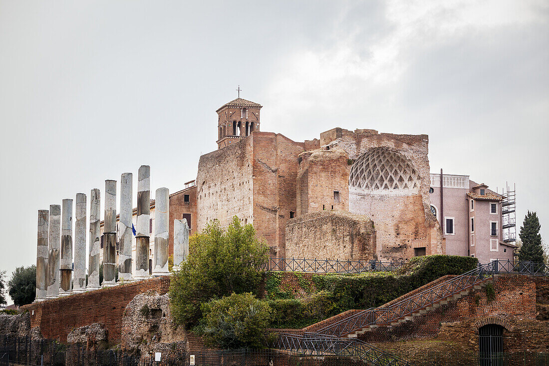 Kirchengebäude mit einer Reihe von Säulen; Rom, Italien