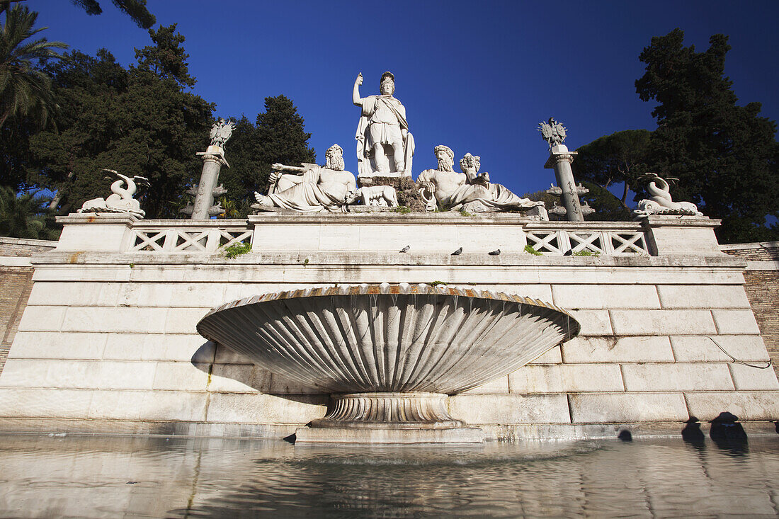 Statue und Springbrunnen auf dem Platz des Volkes; Rom, Italien