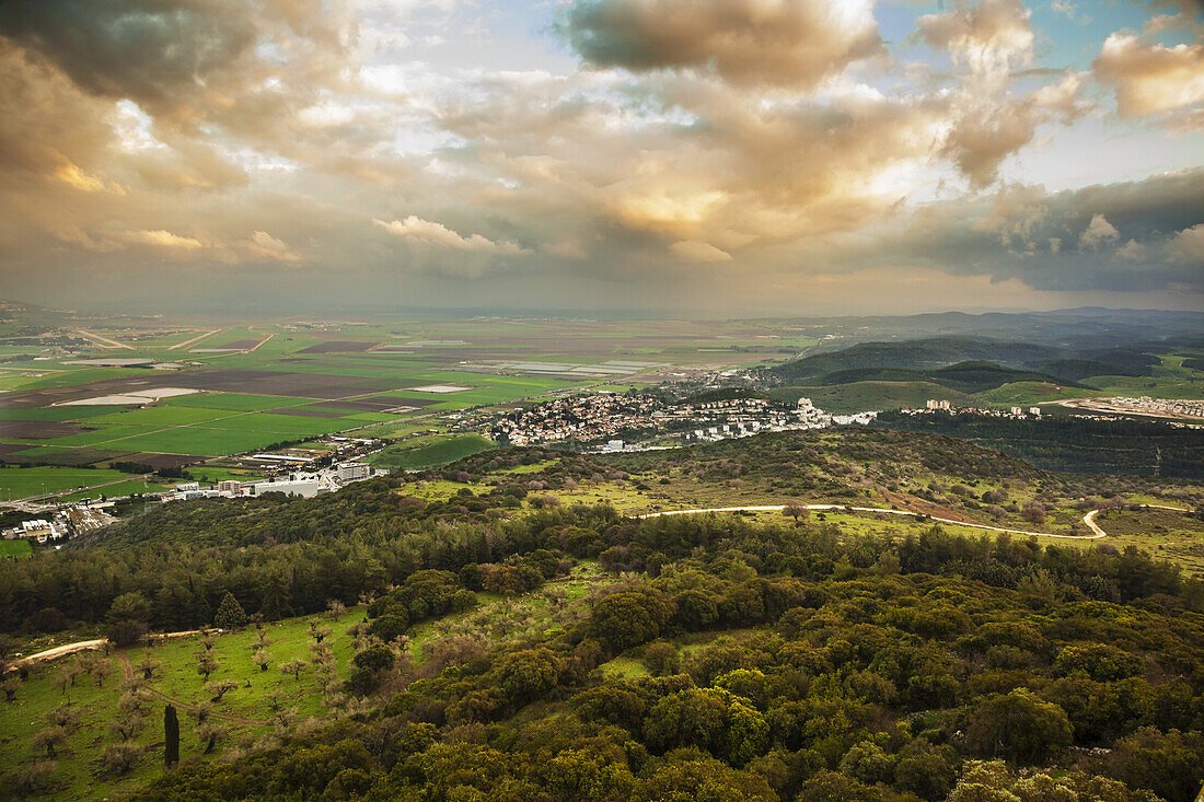 Berg Karmel mit leuchtenden Wolken über dem Jezreel-Tal; Israel