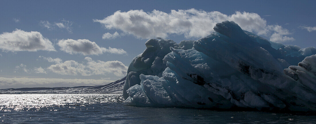 Große blaue Eisformation entlang der Küste des Arktischen Ozeans; Spitzbergen, Svalbard, Norwegen