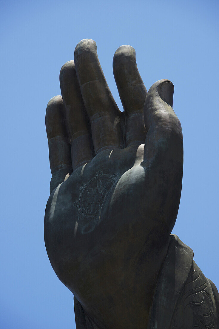 Nahaufnahme einer großen Buddha-Hand; Hongkong