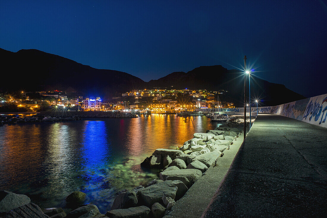 Cala Gonone bei Nacht; Cala Gonone, Sardinien, Italien
