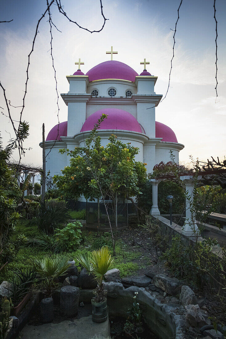 Griechisch-orthodoxe Kirche mit rosa Kuppeln und goldenen Kreuzen; Kapernaum, Israel