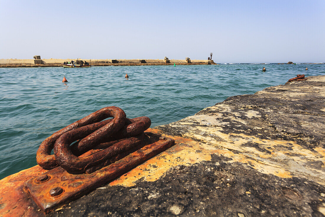 Verrostetes Metallstück auf dem Pier am Hafen; Joppa, Israel