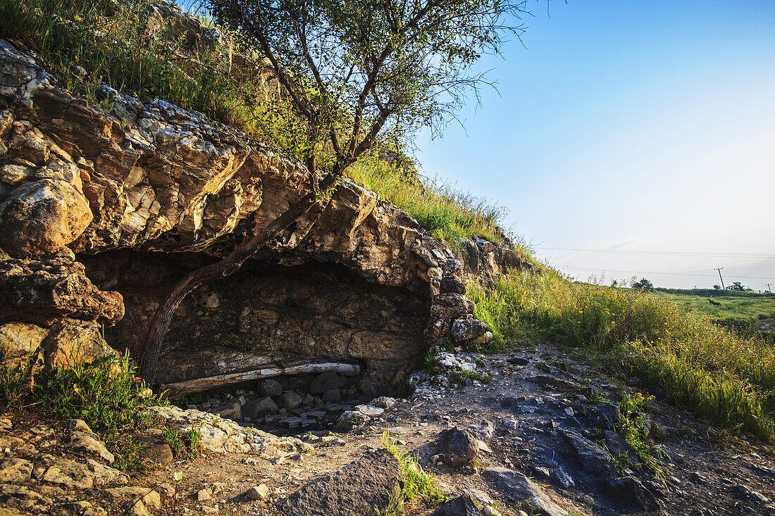 Am Nordufer, unterhalb des Berges der Seligpreisungen und oberhalb der Stelle, an der Jesus die 5000 speiste, befindet sich eine kleine Höhle, in der Jesus der Überlieferung nach allein weggehen wollte; Galiläa, Israel