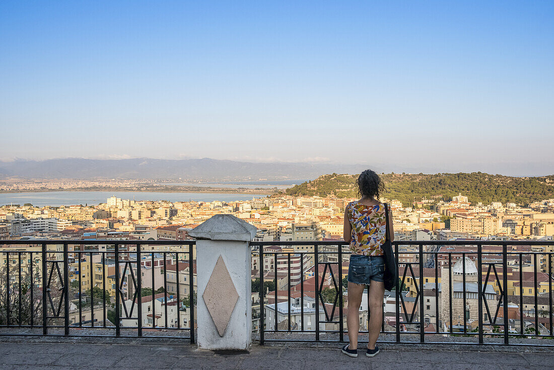 Mädchen genießt den Panoramablick auf die Stadt Cagliari; Cagliari, Sardinien, Italien