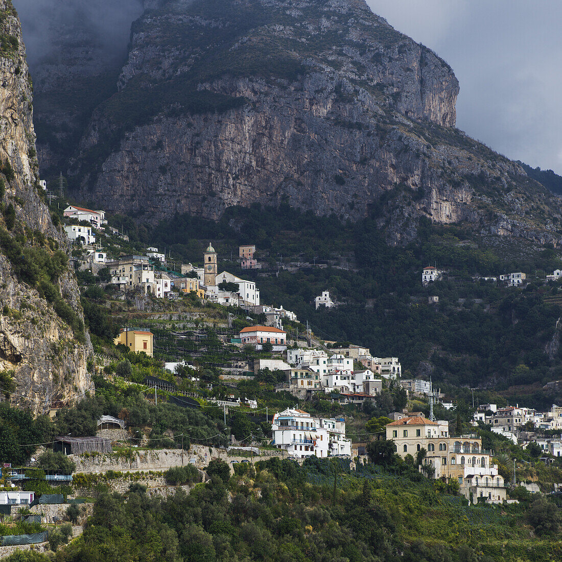 Häuser entlang der Amalfiküste; Amalfi, Italien