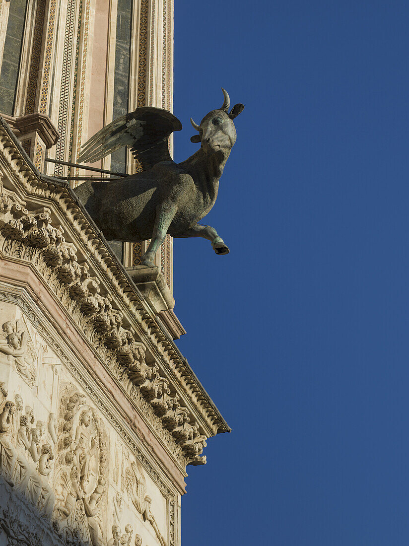 Skulptur eines geflügelten Tieres an der Fassade des Doms von Orvieto; Orvieto, Umbrien, Italien