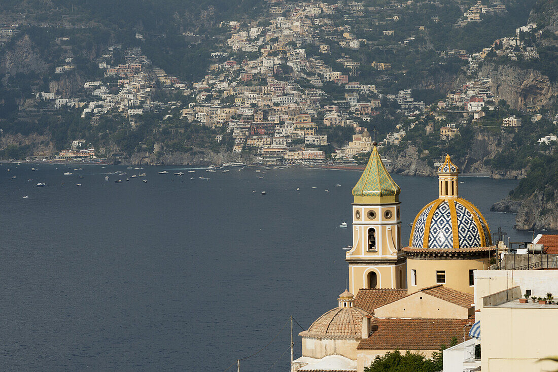 Verschnörkelte Kuppel und Glockenturm an der Amalfiküste; Praiano, Kampanien, Italien