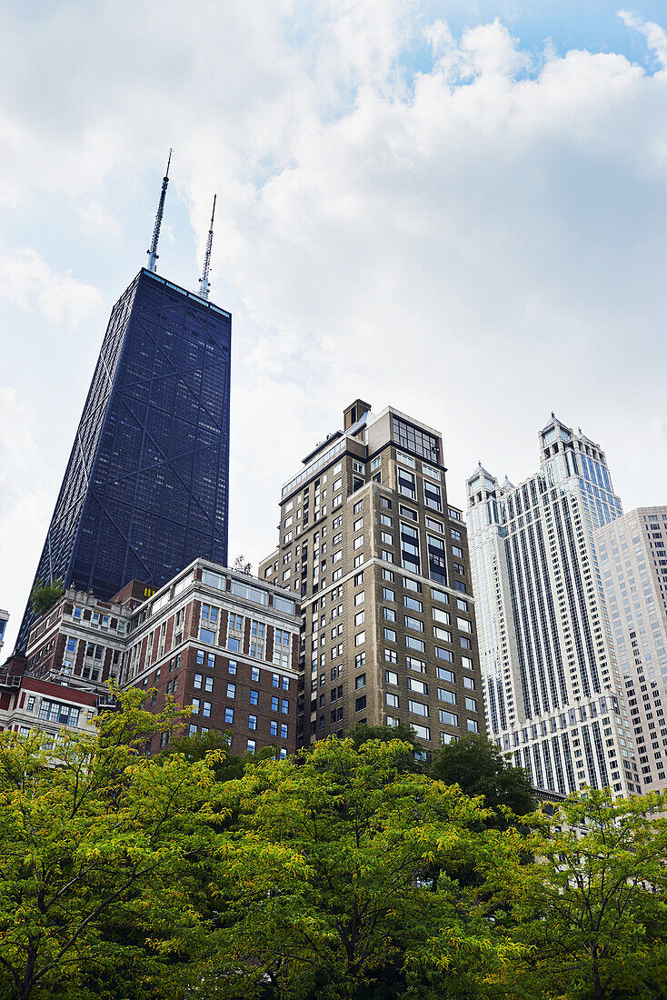Skyline von Chicago mit dem John Hancock Centre und 900 North Michigan; Chicago, Illinois, Vereinigte Staaten von Amerika