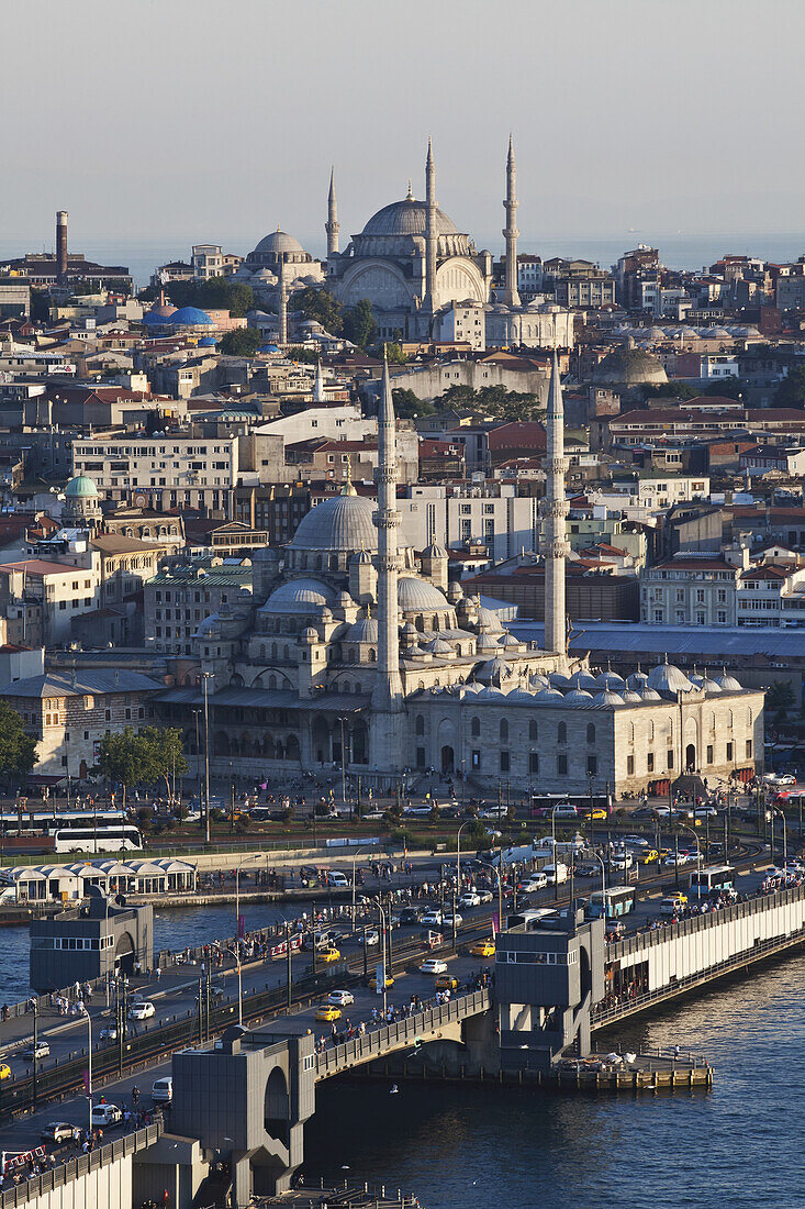 Blick über Sultanahmet und die Altstadt von Istanbul im späten Abendlicht; Istanbul, Türkei