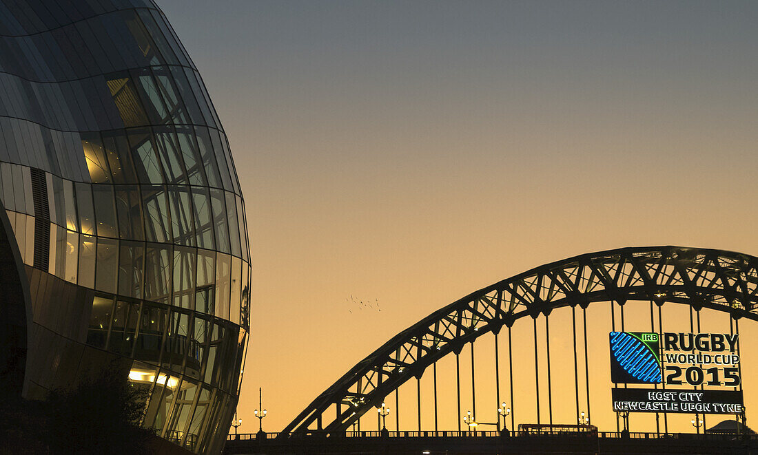 Sage Gateshead und die Tyne-Brücke bei Sonnenuntergang; Gateshead, Tyne And Wear, England