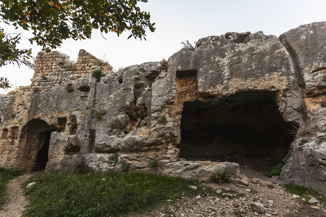 Titus' Tunnel durchschneidet den massiven Felsen des Berges an zwei Stellen, um einen Wasserkanal zur Vermeidung von Überschwemmungen zu schaffen; Cevlik, Türkei