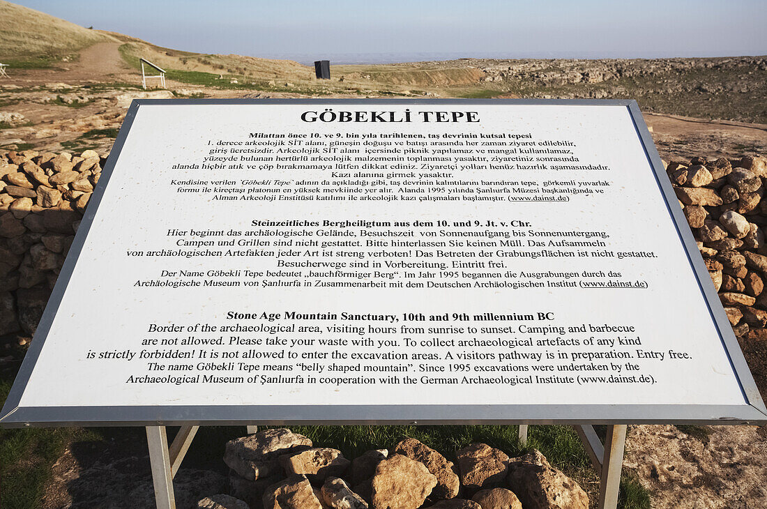 Schild für das steinzeitliche Bergheiligtum bei den antiken Ruinen der ältesten Zivilisation; Gobekli Tepe, Türkei