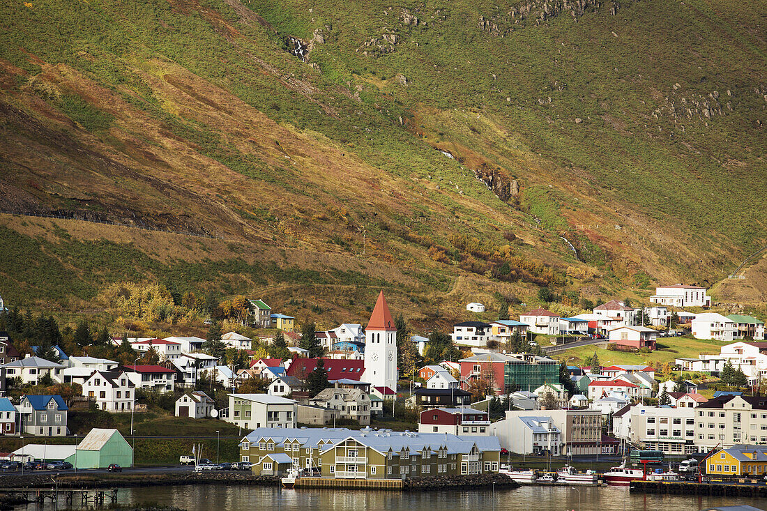 Bunte Häuser in einem Dorf entlang der Küste; Siglufjordur, Island