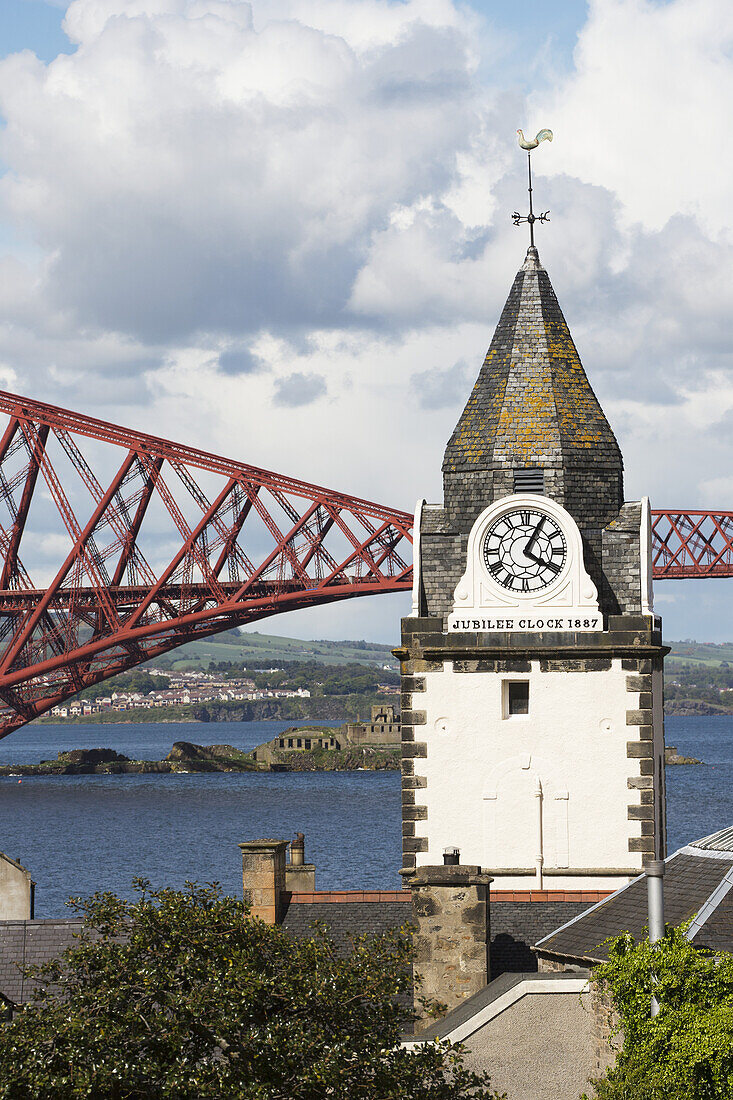 Uhrenturm und rote Metallbrücke an der Waterfront; Edinburgh, Schottland