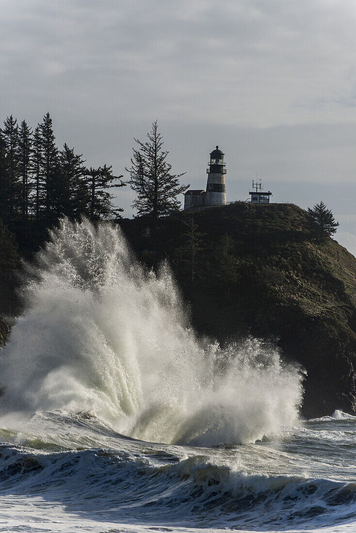 Surf Breaks At Cape Disappointment Lighthouse; Ilwaco, Washington, Vereinigte Staaten Von Amerika