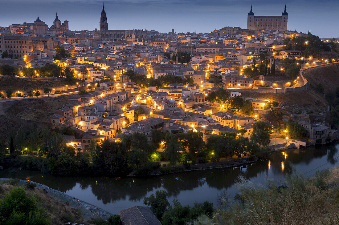 Goldene Lichter erhellen eine historische Stadt; Toledo, Kastilien-La Mancha, Spanien