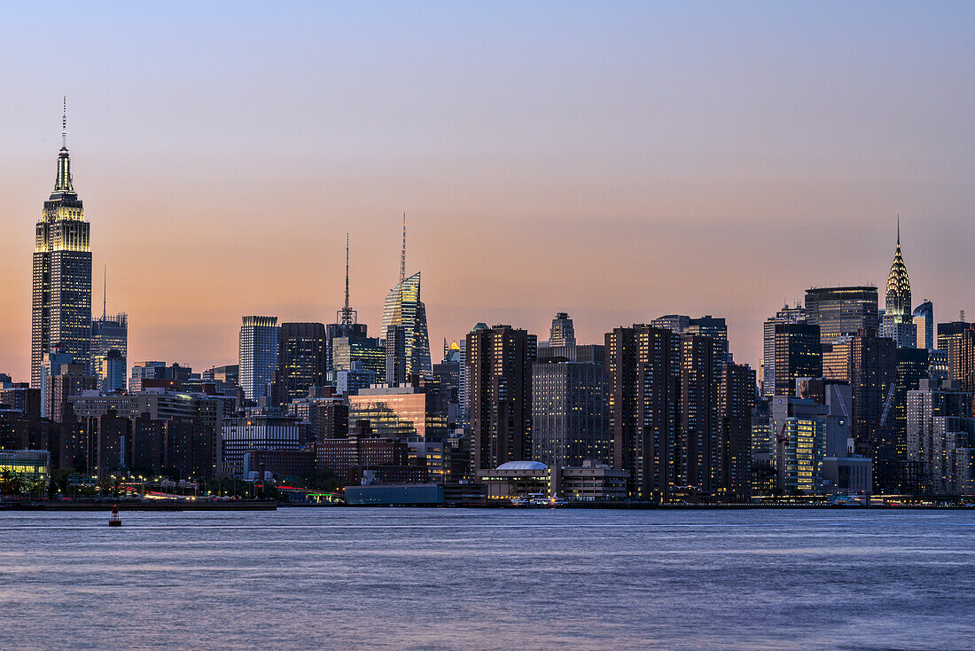 Midtown Manhattan Skyline bei Sonnenuntergang; New York, New York, Vereinigte Staaten Von Amerika
