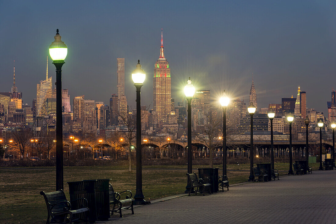 Manhattan Skyline in der Abenddämmerung, Liberty State Park; Jersey City, New Jersey, Vereinigte Staaten Von Amerika
