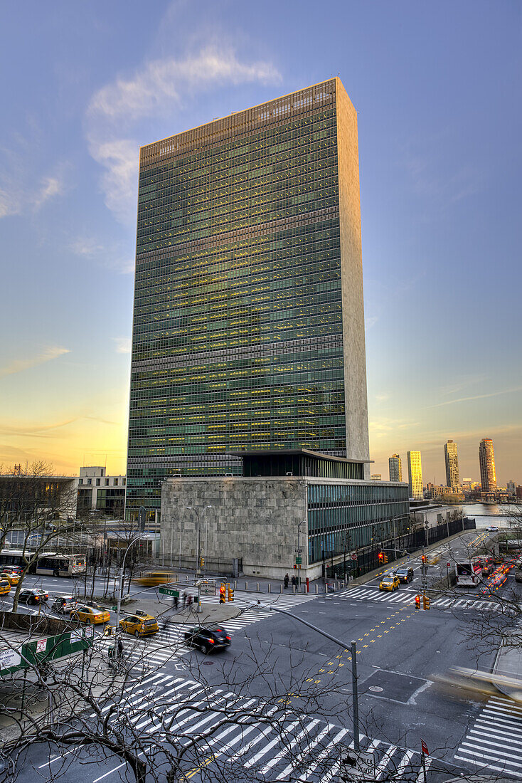 Vereinte Nationen bei Sonnenuntergang; New York City, New York, Vereinigte Staaten Von Amerika