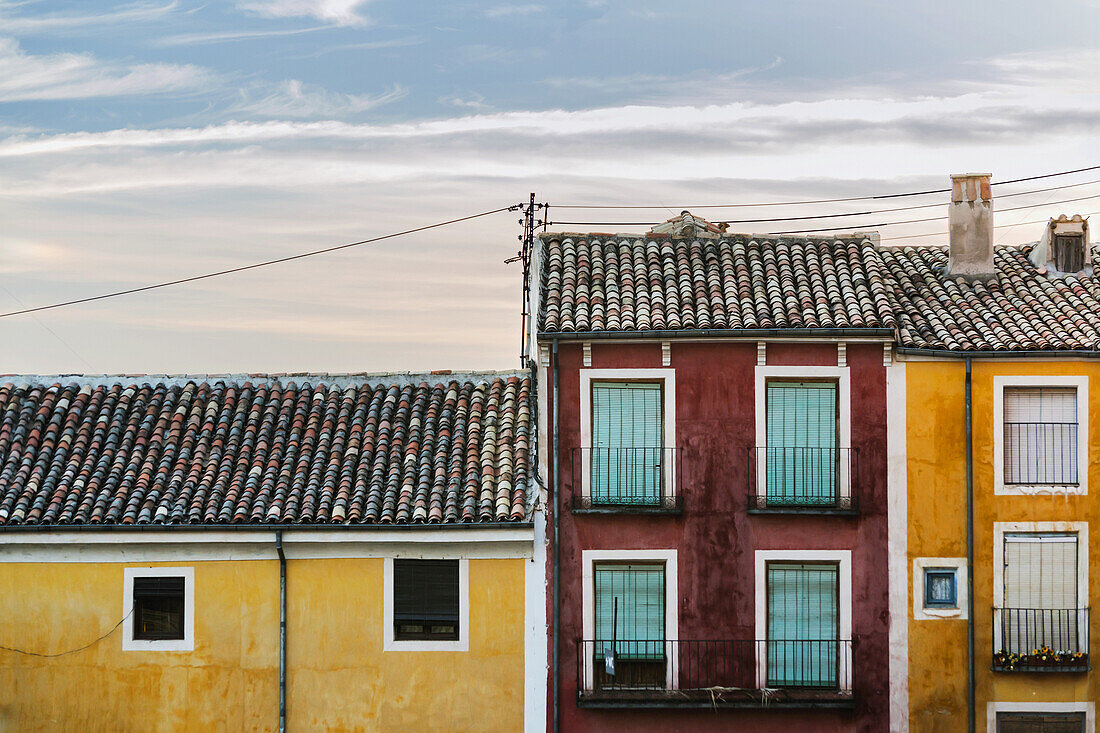 Bunte Häuser im Stadtzentrum von Cuenca; Cuenca, Kastilien-La Mancha, Spanien
