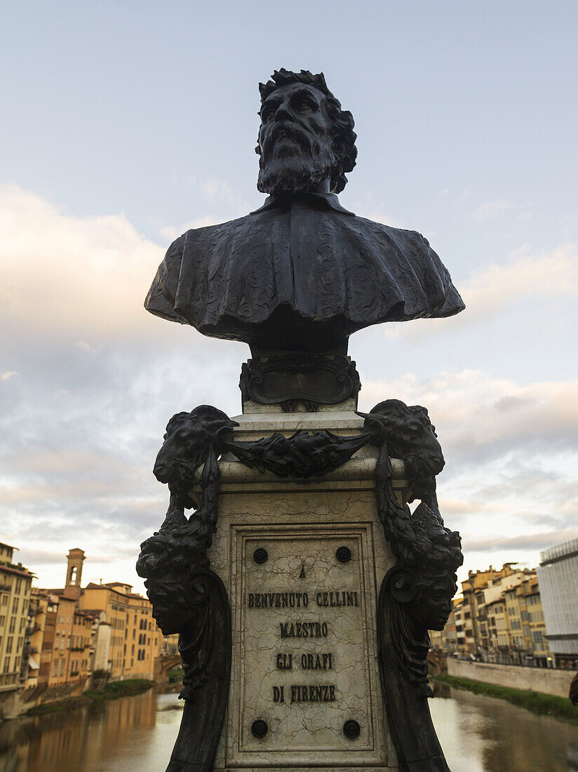 Statue eines Mannes auf der Ponte Vecchio; Florenz, Toskana, Italien