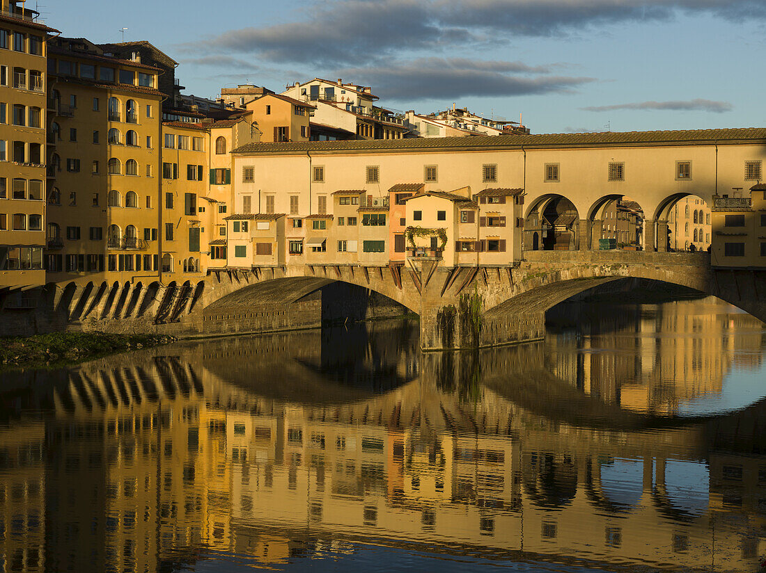 Ponte Vecchio und Arno-Fluss; Florenz, Toskana, Italien