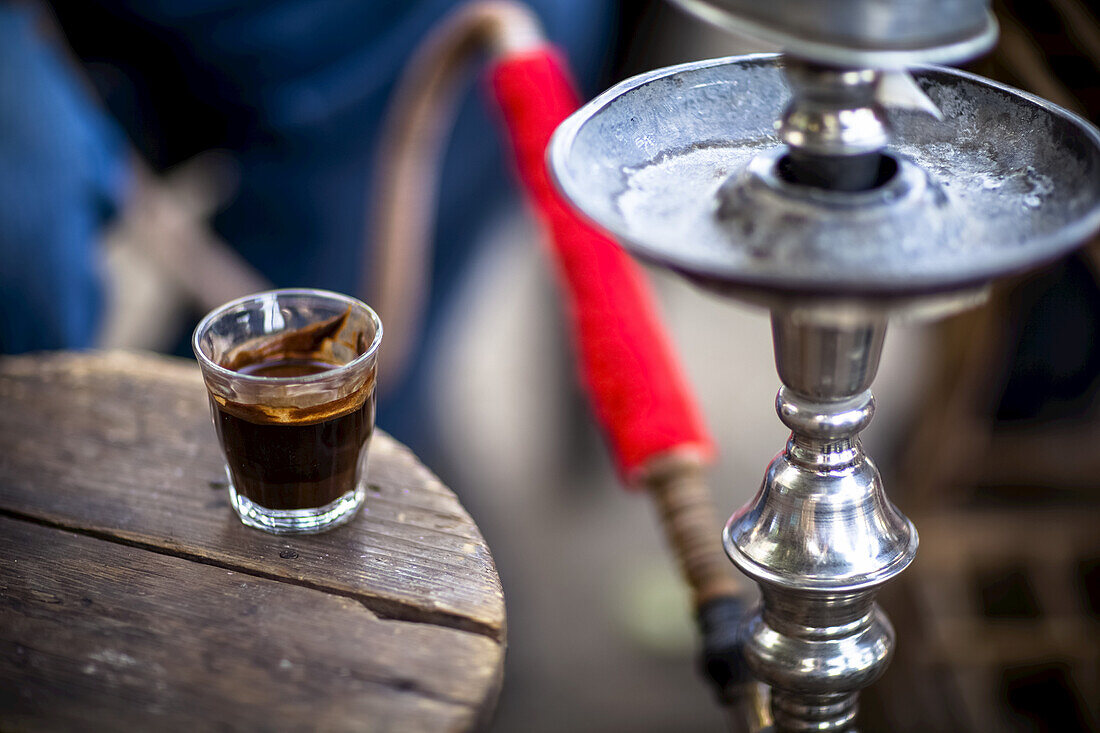 Ein Glas türkischer Kaffee steht neben einer Sheesha in einem kleinen Dorf bei Luxor; Ägypten