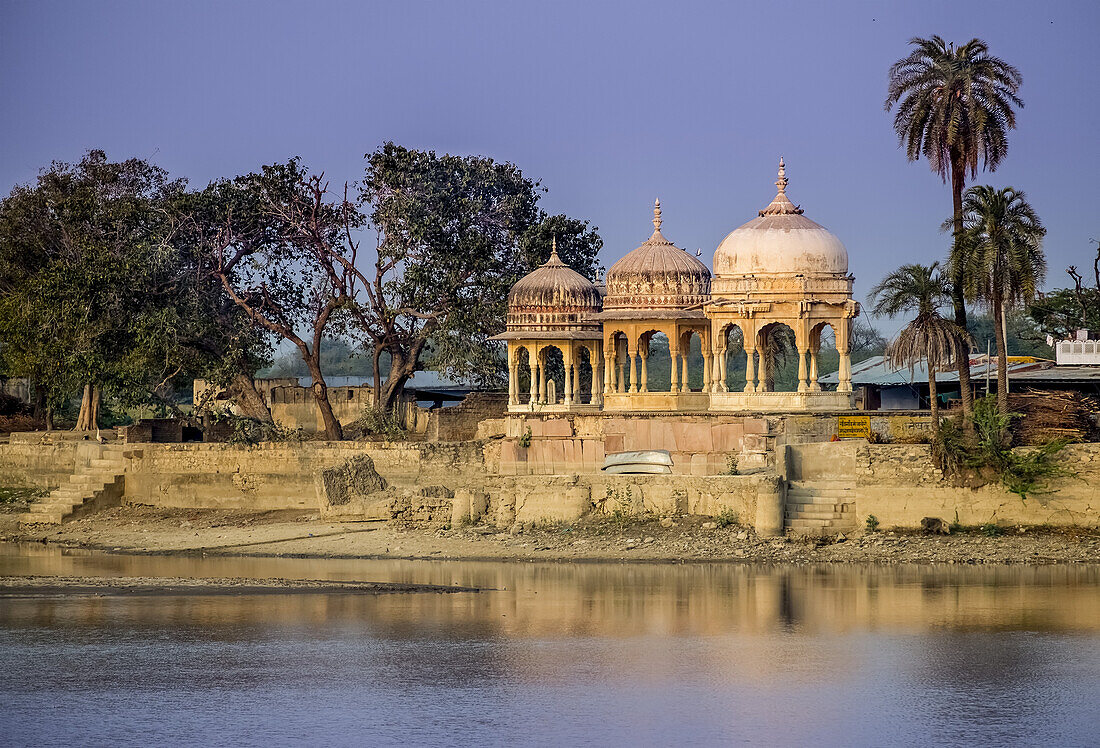Chhatri, erhöhte, kuppelförmige Pavillons, die als Element in der indischen Architektur verwendet werden; Panchewar, Indien