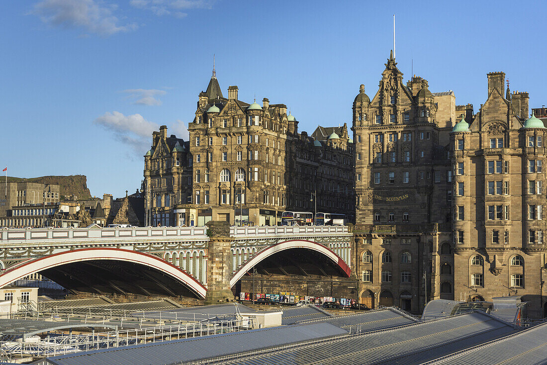 Balmoral Hotel und Waverley Station; Edinburgh, Schottland