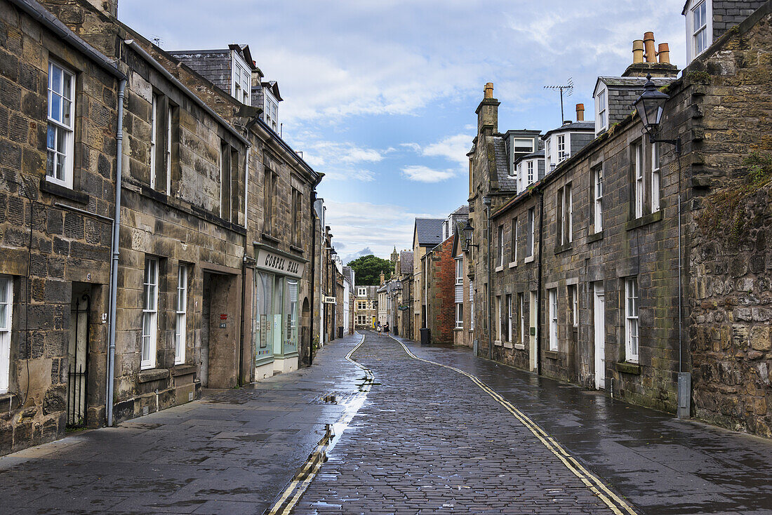 Kopfsteinpflasterweg in der Mitte einer Straße zwischen Häuserzeilen; St. Andrews, Fife, Schottland