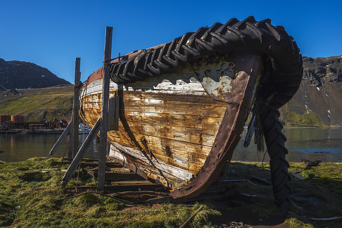 Verlassenes altes Ruderboot auf Holzklötzen; Antarktis